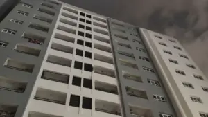Cháy căn hộ tầng 11 chung cư Conic Boulevard ở TPHCM tối 29/9, khói đen lan ra ban công, cư dân nhanh chóng di chuyển xuống khu vực an toàn.