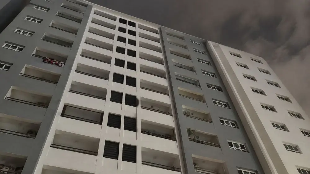 Cháy căn hộ tầng 11 chung cư Conic Boulevard ở TPHCM tối 29/9, khói đen lan ra ban công, cư dân nhanh chóng di chuyển xuống khu vực an toàn.