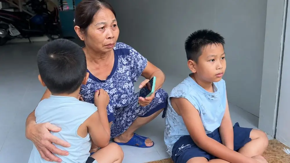 Cháy nhà 6 tầng ở Nghệ An khiến nhiều người tìm đường thoát nạn; bà Hồng bồng hai cháu nhỏ qua ban công sang nhà bên cạnh.
