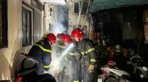 Cháy nhà lúc rạng sáng ở Hà Nội khiến 5 người tử vong. Cảnh sát huy động lực lượng tìm kiếm, cứu nạn và điều tra nguyên nhân vụ cháy.