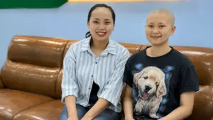 Cô gái 20 tuổi mắc ung thư xương trở lại cuộc sống sau khi được bạn đọc hỗ trợ lắp chân giả và tập đi lại.
