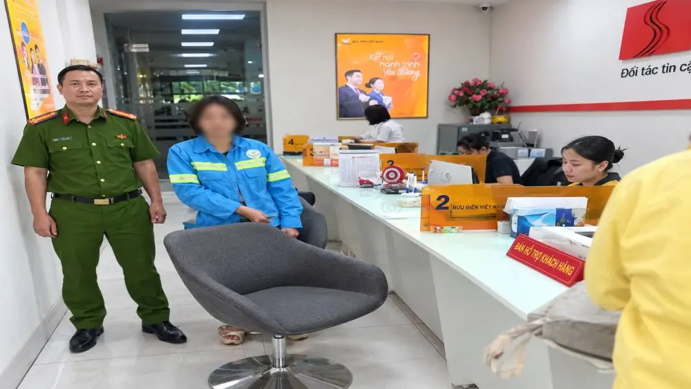 Công an phối hợp ngân hàng kịp thời ngăn người phụ nữ ở Hà Nội chuyển thêm tiền sau khi đã mất 60 triệu đồng vì lừa đảo.