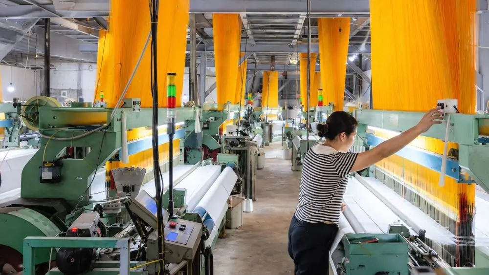 Ứng dụng công nghệ đang giúp làng lụa Nha Xá giảm sức lao động, nâng năng suất và từng bước hiện đại hóa nghề dệt truyền thống.