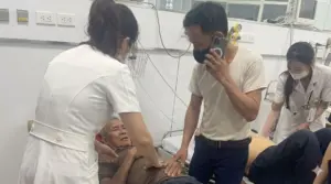 CSGT Nghệ An dùng xe chuyên dụng mở đường, giúp đưa cụ ông bị thương nặng do rơi từ tầng 2 đến bệnh viện kịp thời.