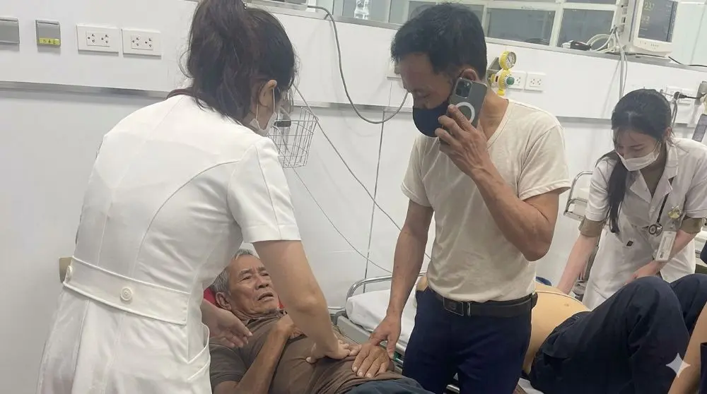 CSGT Nghệ An dùng xe chuyên dụng mở đường, giúp đưa cụ ông bị thương nặng do rơi từ tầng 2 đến bệnh viện kịp thời.
