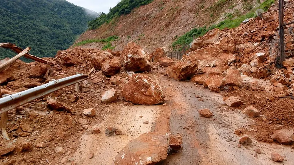 Nghệ An xảy ra sạt lở, nhiều tảng đá lớn từ núi lăn xuống chắn tỉnh lộ 543D, gây ách tắc giao thông.