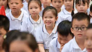 Hà Nội bắt đầu dạy AI cho học sinh từ lớp 1, với 12 tiết mỗi năm học, nội dung được lồng ghép và không có đầu điểm riêng.