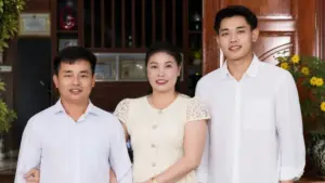 Đình Bắc xây nhà báo hiếu bố mẹ tại Nghệ An, hoàn thiện sau gần 9 tháng và tổ chức tiệc tân gia với khoảng 300 khách.