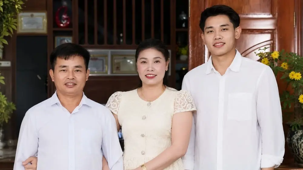 Đình Bắc xây nhà báo hiếu bố mẹ tại Nghệ An, hoàn thiện sau gần 9 tháng và tổ chức tiệc tân gia với khoảng 300 khách.