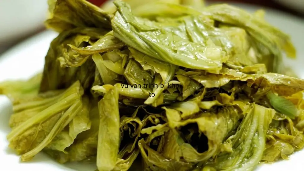 Dưa muối, kim chi là món ăn khoái khẩu nhưng chứa nhiều muối. Ăn thường xuyên, lượng lớn có thể ảnh hưởng sức khỏe thận và dạ dày.