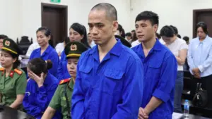 Hai chị em Trần Thế Mạnh, Trần Thị Nga bị cáo buộc cầm đầu đường dây buôn lậu hàng hóa hơn 904 tỷ đồng, vận chuyển hơn 519 triệu USD qua biên giới.