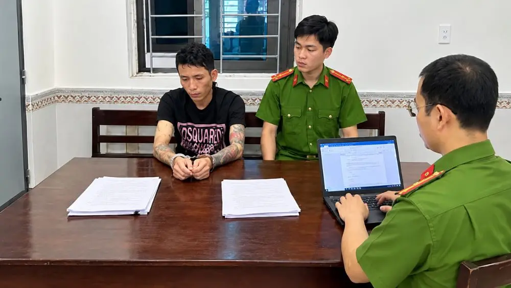 Đường dây ma túy liên tỉnh lộ diện khi Trần Hùng Phi bị bắt cùng ma túy đá, ketamine và “nước vui” tại phường Thành Vinh.