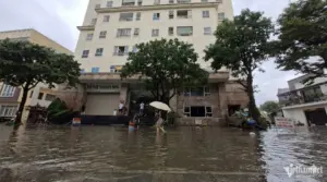 Hầm chung cư G.R. 2 ở Nghệ An ngập sâu, trong khi đường Hoàng Nghĩa Lương trước tòa nhà chìm trong nước chiều 19/9.
