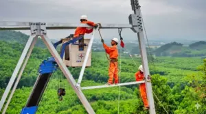 EVN đạt 20.828 tỷ đồng lợi nhuận nửa đầu năm 2026, tăng 136%, nhờ tỷ giá thuận lợi, lãi tiền gửi tăng và chi phí tài chính giảm.