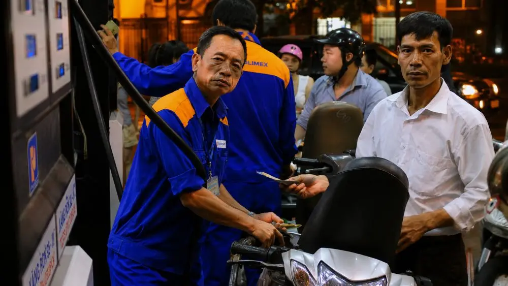 Giá xăng dầu liên tiếp tăng, trong khi sau ngày 30/9, nhiều ưu đãi thuế theo Nghị quyết 34 có thể hết hiệu lực.