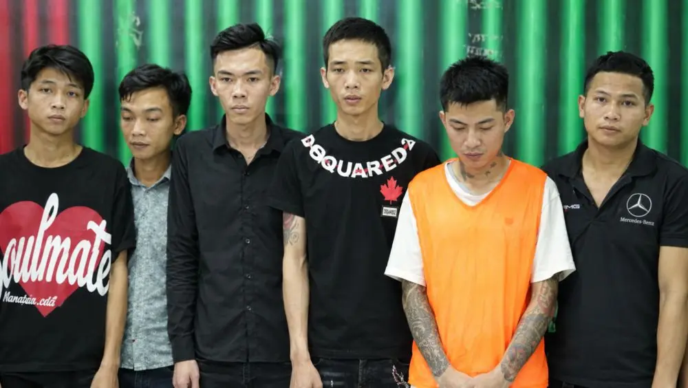 Công an TP.HCM giữ khẩn cấp 7 người để điều tra vụ ô tô tông vào nhóm người tại phường Chợ Quán, làm một người bị thương.