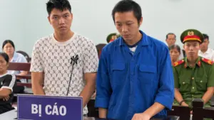 Hai bị cáo Lê Chí Tâm và Tôn Thất Nguyễn Trương Khang bị phạt tù sau vụ dùng vỏ chai bia ném vào mặt người đi đường gây thương tích.