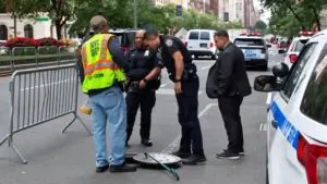 Cảnh sát New York kiểm tra hiện trường sau khi 2 nghi phạm bị phát hiện chui lên từ nắp cống gần khách sạn ông Netanyahu thường lưu trú.