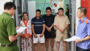 Khởi tố 6 người hành hung tài xế taxi ở Quảng Ninh, trong khi một phụ nữ liên quan vụ việc đang bị cơ quan điều tra truy tìm.