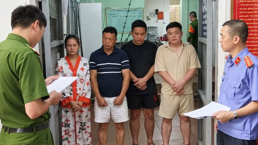 Khởi tố 6 người hành hung tài xế taxi ở Quảng Ninh, trong khi một phụ nữ liên quan vụ việc đang bị cơ quan điều tra truy tìm.