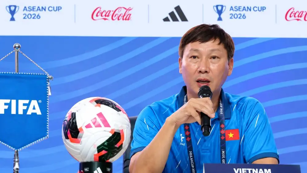 HLV Kim Sang Sik xin lỗi người hâm mộ và nhận trách nhiệm sau khi tuyển Việt Nam thua Thái Lan 0-2 tại FIFA ASEAN Cup 2026.