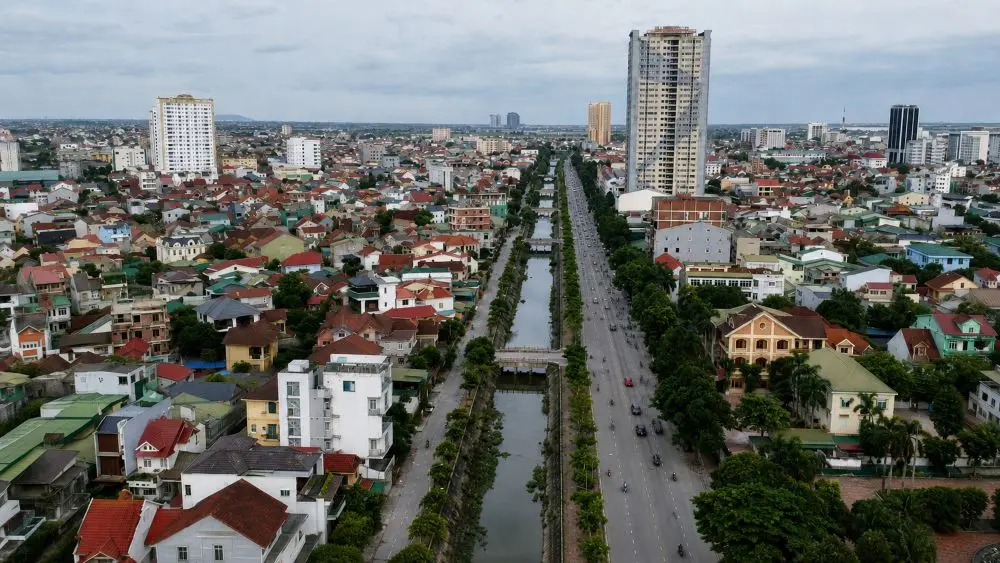 Kênh Bắc ở Nghệ An đang ô nhiễm, bốc mùi; phương án ngầm hóa được đề xuất để mở rộng đường Nguyễn Sỹ Sách lên 10 làn xe.