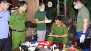Công an Ninh Bình khám xét khẩn cấp nơi ở của “Đức Cộng”, thu giữ bộ dụng cụ sử dụng ma túy cùng các vật chứng liên quan.