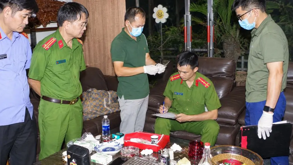 Công an Ninh Bình khám xét khẩn cấp nơi ở của “Đức Cộng”, thu giữ bộ dụng cụ sử dụng ma túy cùng các vật chứng liên quan.