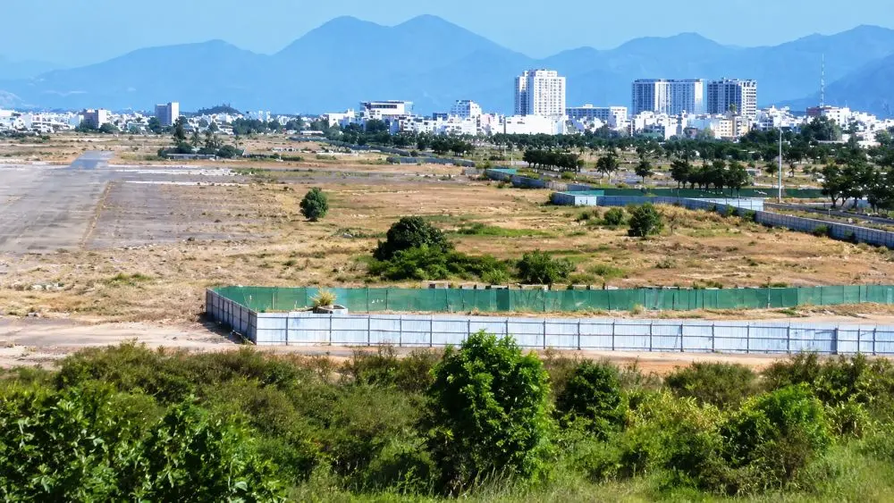 Khu đất sân bay Nha Trang cũ liên quan dự án Phúc Sơn đang được rào vây, trong khi việc thi hành án và khắc phục hậu quả được triển khai.