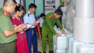 Kiểm tra kho rượu ở Ninh Bình, lực lượng chức năng phát hiện và thu giữ khoảng 1.793 lít rượu không có giấy tờ chứng minh nguồn gốc.