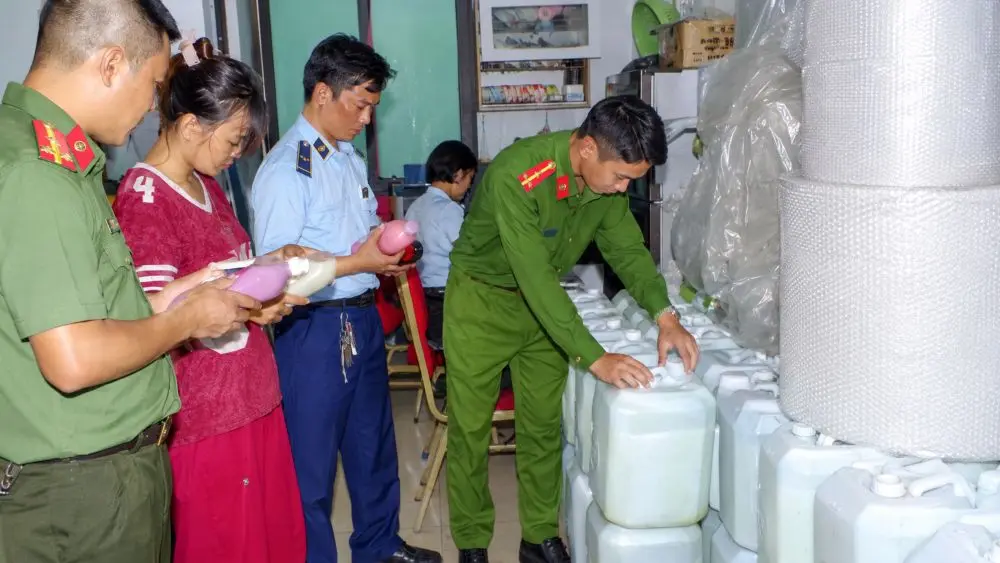 Kiểm tra kho rượu ở Ninh Bình, lực lượng chức năng phát hiện và thu giữ khoảng 1.793 lít rượu không có giấy tờ chứng minh nguồn gốc.