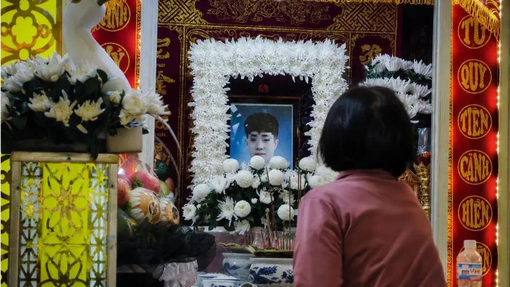 Vụ lật xe khách tại Gia Lai khiến 4 người tử vong, để lại nỗi đau trong các gia đình và xóm làng khi tiễn đưa nạn nhân.