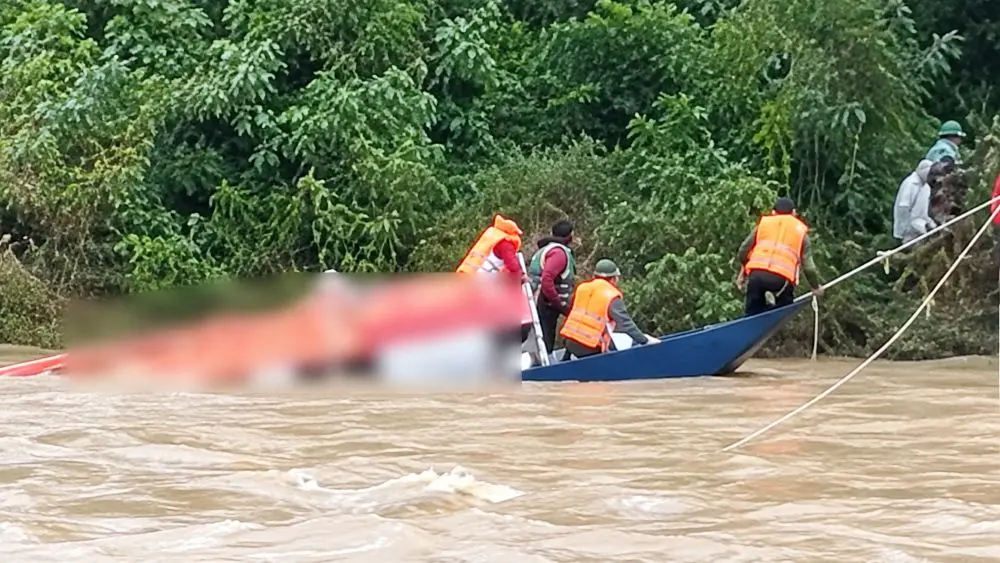 Lũ cuốn trôi thuyền trên sông Hội Nguyên, 10 người dân rơi xuống sông được lực lượng chức năng ứng cứu, đưa lên bờ an toàn.
