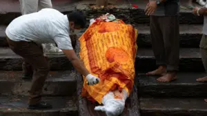 Lũ quét Nepal khiến hơn 900 người thiệt mạng và hàng nghìn người mất tích, trong đó có nạn nhân được đưa đi hỏa táng tại Kathmandu.