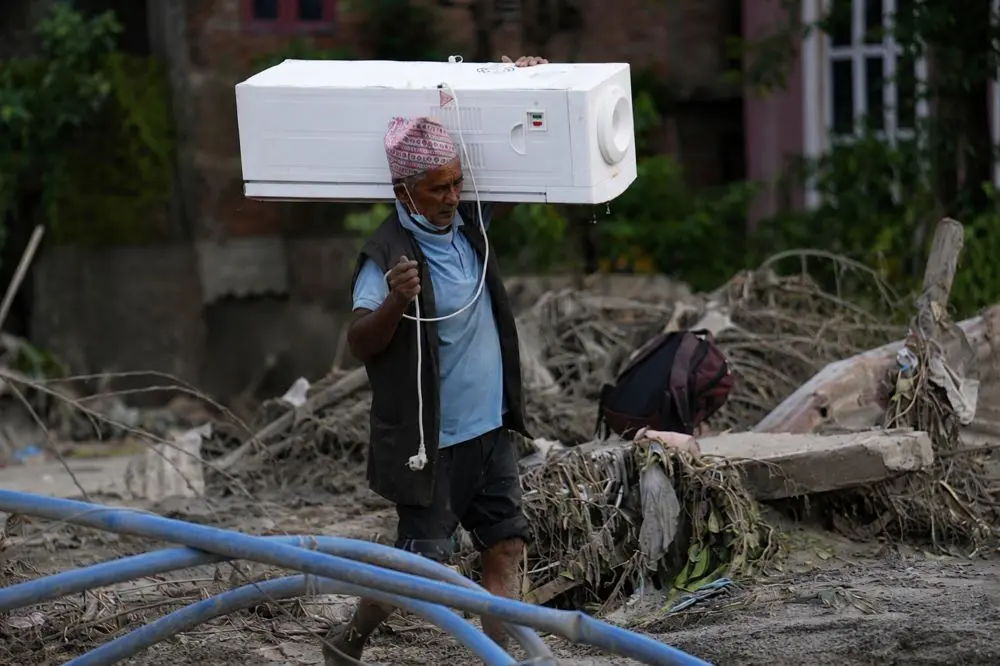 Lũ quét Nepal gây thiệt hại nghiêm trọng, cuốn trôi nhà cửa và khiến hàng nghìn người thiệt mạng hoặc mất tích.