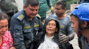 Lũ quét ở Nepal: Cụ bà Chandika Kumari Shrestha sống sót sau 10 ngày mất tích và được cứu khỏi căn nhà đổ sập.