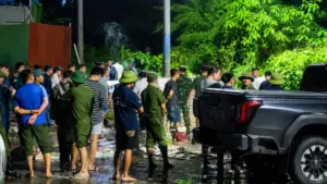 Lực lượng chức năng xuyên đêm tìm kiếm nam sinh viên mất liên lạc khi đi qua khu vực ngập sâu tại Hà Nội.