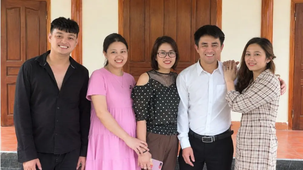 Người phụ nữ Nghệ An dành 30 năm yêu thương, chăm sóc 4 con riêng của chồng như con ruột và được các con báo đáp khi về già.