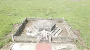 Mộ tổ hơn 500 năm ở Nghệ An được hai dòng họ nhận là mộ tổ của mình, chính quyền đang xác minh nguồn gốc ngôi mộ.