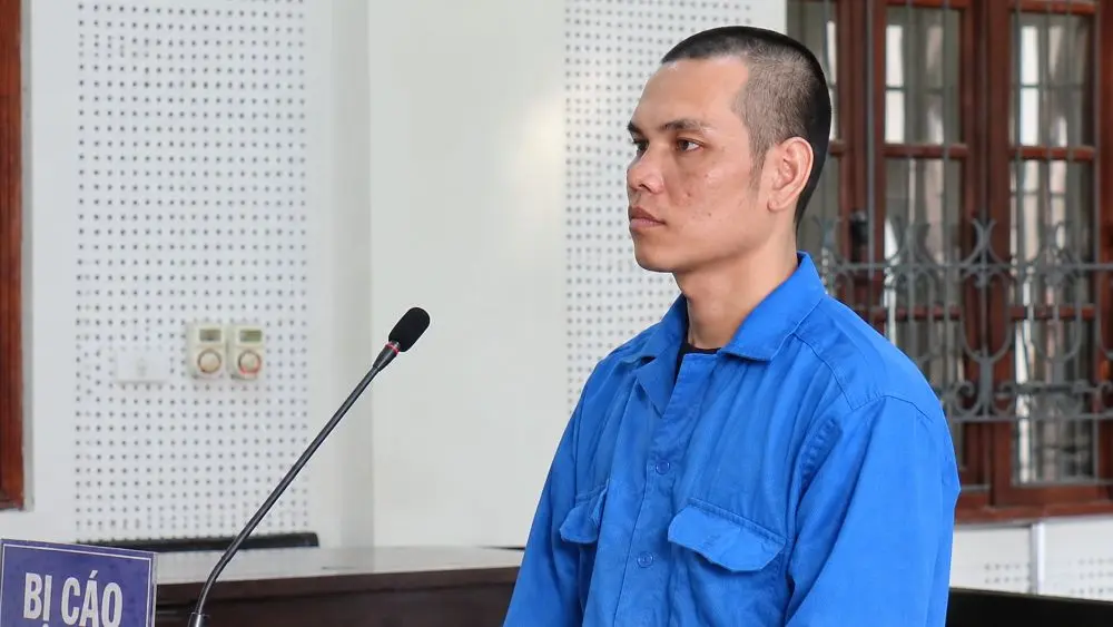 Moong Văn Coóng tại phiên tòa xét xử vụ án chém cha tử vong, nhận tổng mức án 18 năm tù về hai tội danh.