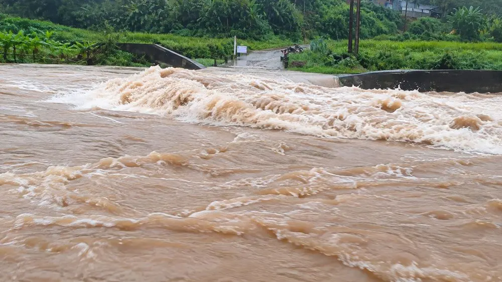 Mưa lớn gây ngập, sạt lở hàng trăm điểm trên quốc lộ qua Thanh Hóa, ảnh hưởng giao thông và việc đi lại.
