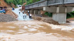 Mưa lớn Nghệ An làm nước khe Chà Lạp dâng cao, đường công vụ vào 5 bản bị ngập, giao thông chia cắt, ảnh hưởng gần 2.700 người.