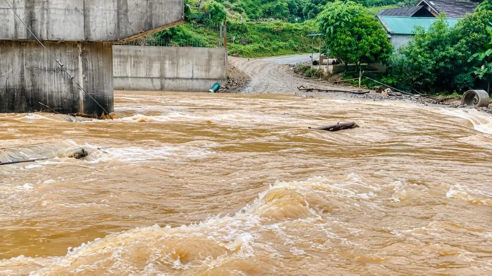 Mưa lũ làm ngập tuyến đường độc đạo ở xã Tam Thái, Nghệ An, khiến 45 giáo viên không thể đến trường và hơn 350 học sinh phải nghỉ học.