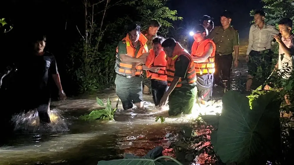 Mưa lũ Nghệ An gây ngập, chia cắt nhiều khu dân cư; lực lượng chức năng xuyên đêm hỗ trợ người dân tại các khu vực nguy hiểm.