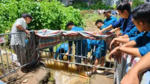 Nam sinh tử vong tại cống ở Hà Nội sau khi mất liên lạc trong lúc di chuyển qua khu vực ngập sâu do mưa lớn.