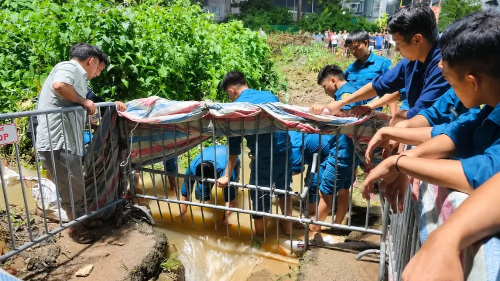 Nam sinh tử vong tại cống ở Hà Nội sau khi mất liên lạc trong lúc di chuyển qua khu vực ngập sâu do mưa lớn.