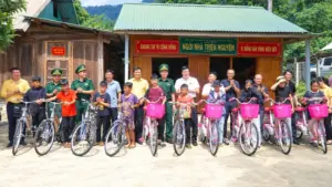 Nghĩa tình biên giới” mang xe đạp và nhiều phần quà thiết thực đến học sinh, người dân khó khăn ở Châu Khê, Nghệ An.