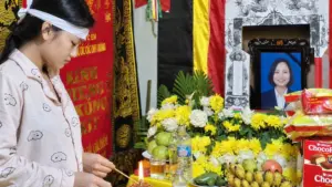 Vợ đột ngột qua đời sau tai nạn, người đàn ông cụt chân ở Nghệ An chật vật nuôi 3 con đang tuổi ăn học.