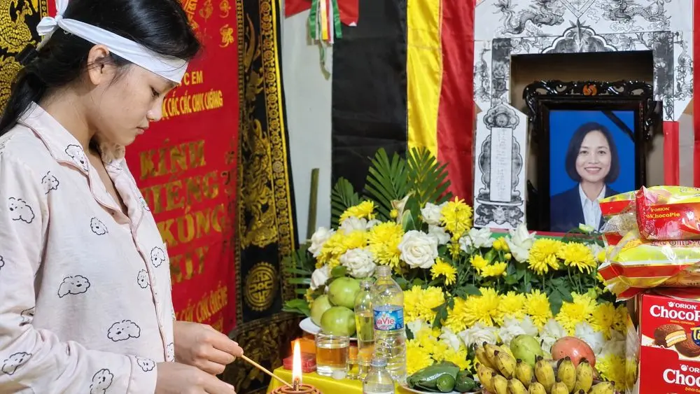 Vợ đột ngột qua đời sau tai nạn, người đàn ông cụt chân ở Nghệ An chật vật nuôi 3 con đang tuổi ăn học.