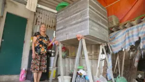 Người dân vùng rốn lũ Nghệ An chủ động kê cao tài sản, lương thực, chuẩn bị phương án ứng phó trước mùa mưa bão.